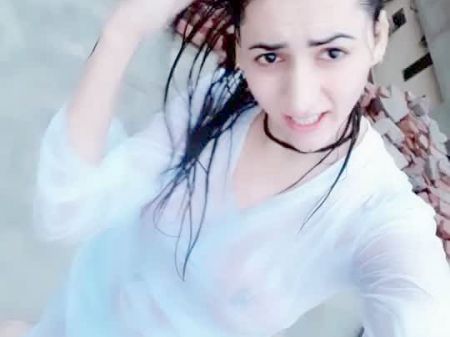 Пакистанская девушка в купании под дождем 