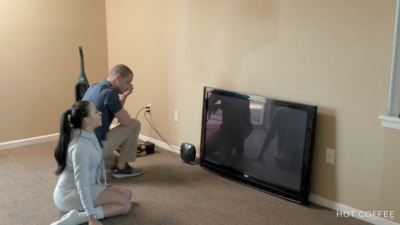 Curvy Latina Wife Cheats On Her Life Partner With The Cable Hotntubes