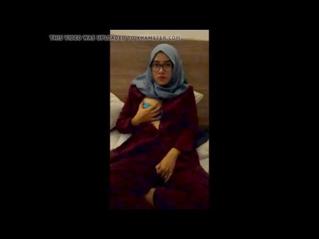 Индонезийская девушка в хиджабе делает минет 4 