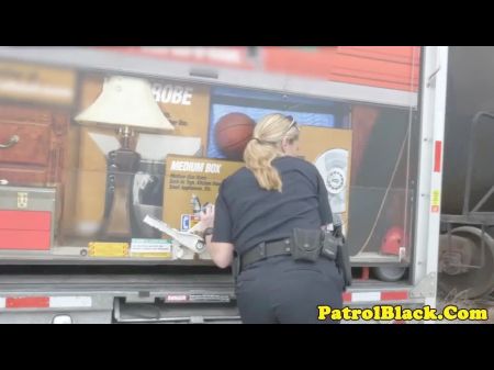 Женское доминирование, полицейские трахают черного чувака на заднем сиденье грузовика 