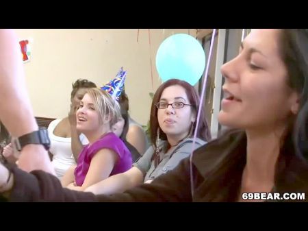 Горячие девушки празднуют день рождения с мужчинами-стриптизершами