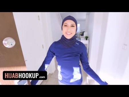 Hijab Hitroup Hot Arab Girl показывает своему возбужденному тренеру свою большую круглую добычу и подпрыгивает на своем члене 