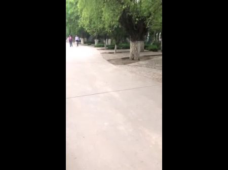 Китайская девушка, прогуливаясь в парке, бесплатно HD Porn Ee 