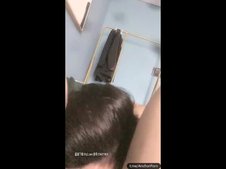 Азиатская подруга делает BF минет, пока она делает свою макияж 