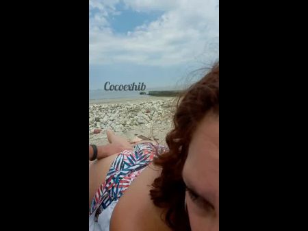 Мошенническая жена получает киску и задницу, прикоснувшись незнакомцам на пляже 