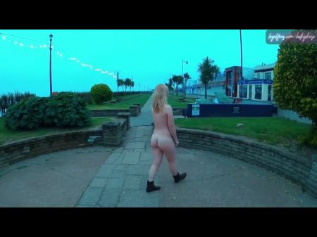 Молодая белокурая эксгибиционистка жена, ходящая обнаженная вокруг Феликсстоу -набережной Англии 