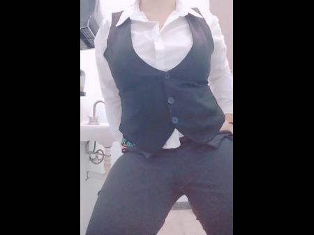 Сексуальная мексиканская министр милфа с большой задницей снимает свою форму в офисе и показывает ее красивую и чувственную задницу 