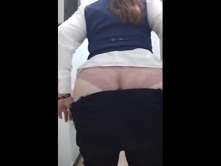 Сексуальная мексиканская девушка с большой задницей снимает всю одежду в ванной в своем офисе и показывает свою сексуальную задницу, часть TW 