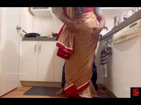 Индийская пара романтика в кухне сари секс -сари поднято, а задница отшлепала 