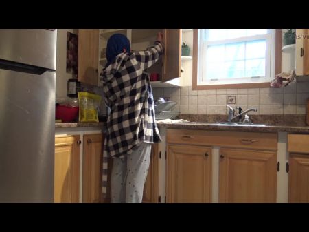 Сирийская домохозяйка получает кремовую немецкую мужа на кухне 