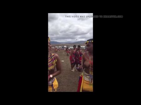 Грудастые южноафриканские девушки поют и танцуют топлесс 