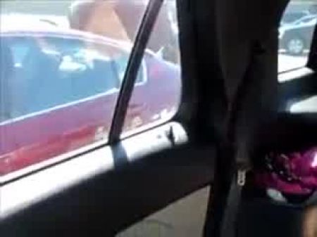 Жена шлюха трахает незнакомца в машине и на парковке: порно BF 