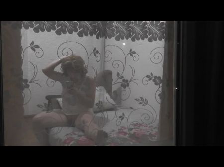 Общественный мальчик сосед заглядывает на мастурбацию милфа через окно окна 
