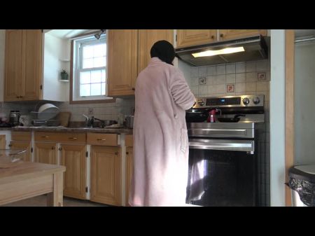 Домашняя арабская жена собачка на кухне: порно B7 