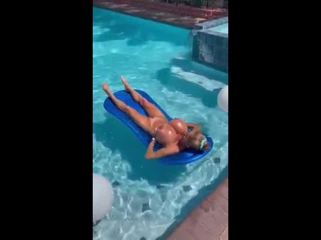 Minka огромные сиськи плавают в бассейне 2021: бесплатное порно BA 