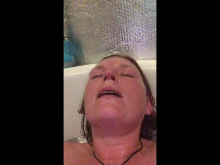 Госпожа Фригглер имеет самый безумный оргазм в ванне 