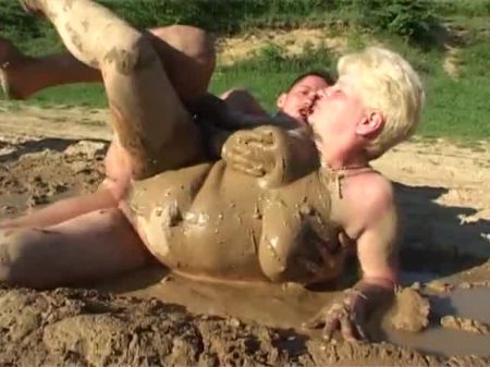Парень трахает возбужденной старой блондинки в грязи на улице: бесплатное порно CE 