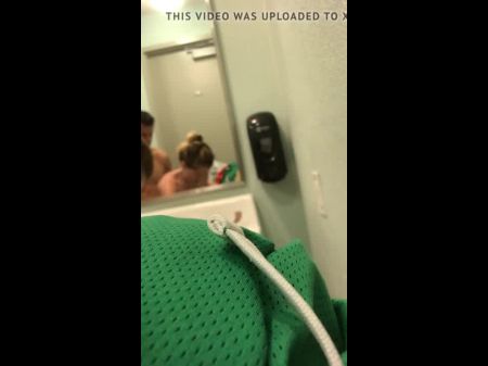 Slutwife хочет в общественной ванной комнате, порно D0 