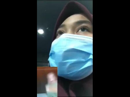 Мусульманский индонезийец шокирован тем, что увидел петух 