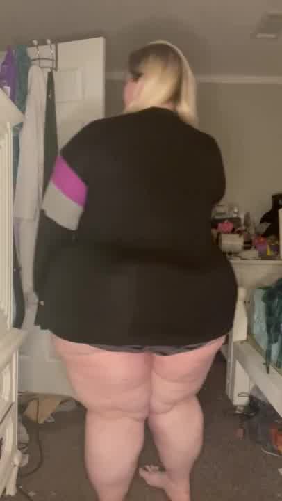 Bbw Arching Over Pet Pandicorn On Of Hotntubes