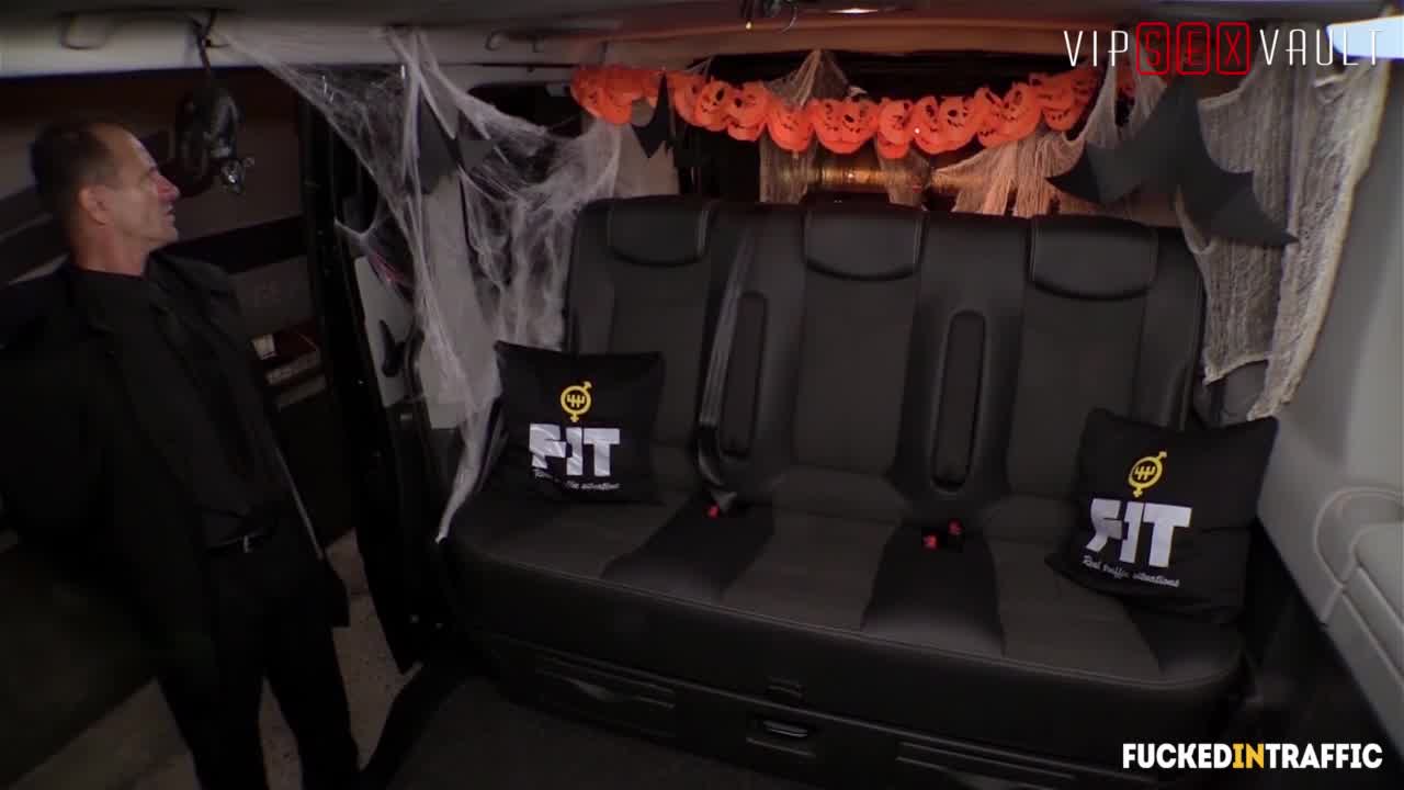 Milf Súper Caliente Tetona Follada En Halloween En Un Taxi Checo