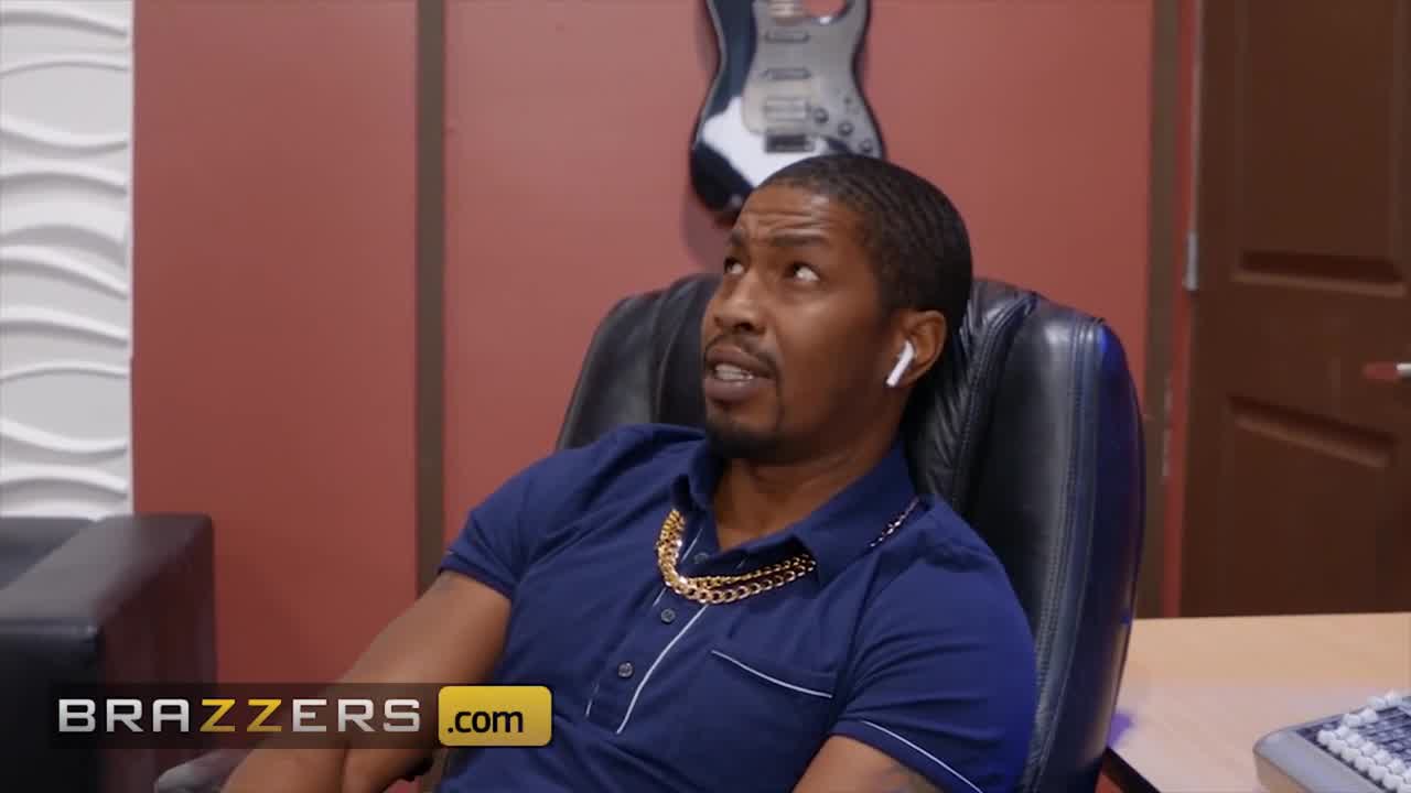 Huge Chested Milf Ryan Keely Knows How To Treat Immense Ebony Weenies Hotntubes