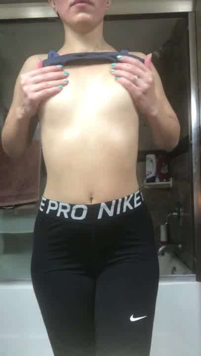 الينا أنجل العراقية راجعة من الجم و تعرض جسمها و كسها و طيزها iraqi mega bitch nude after gym
