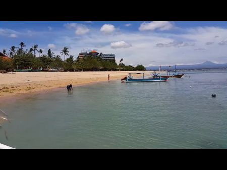 рискованная моча с лодки на общественном тропическом пляже 