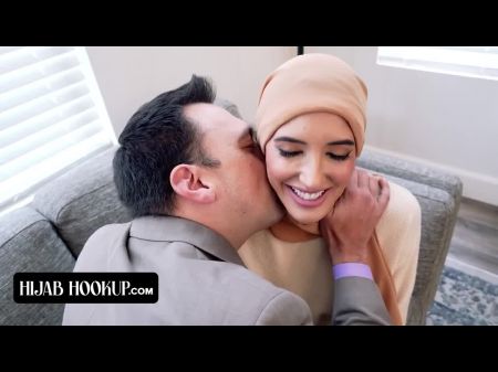 Великолепная красотка с хиджабом идет на свидание вслепую и вытягивает ее тугую киску 
