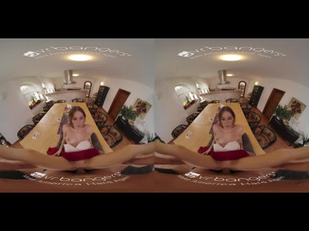 Сладкая европейская крошка показывает вам лучшие трюки на трассе VR Porn 