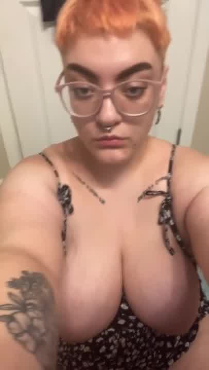 الشعر القصير Amatuer Bbw Deepthroats دسار قبل ركوبها شجاعا Xalabahia