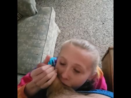 Степ -сестры Помощь в ее рот, прежде чем работать с кончиком лица 