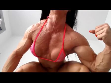 Сексуальная FBB Muscle Girl сгибается на веб -камере 