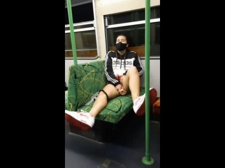Девушка мастурбирует на трамвае 