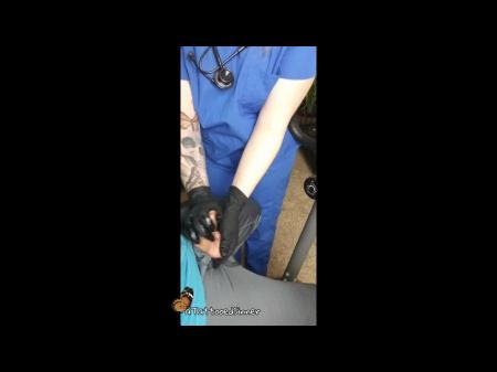 Медсестра дома визит: Татуированная медсестра поощряет реабилитационную пациенту 