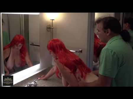 Мамочка в рыжево -цвета трахнута в ванной комнате с зеркальными отражениями ее огромных сиськов 