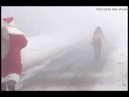 Милена встречает Санта -Клауса на зимней дороге 