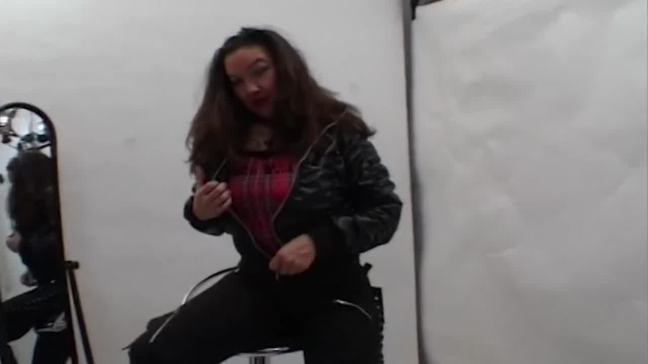 Chubby Dark Haired Babe From Germany Enjoys Railing A Lengthy Man Meat Hotntubes