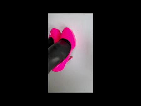 Missbigbutt надевает нижнее белье и готовится в блестящих чулках и розовых каблуках, чтобы доминировать в некоторых рабах 
