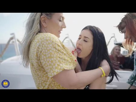 Матери делятся молодой девушкой в ​​Lesbian Outdoor Foursome 