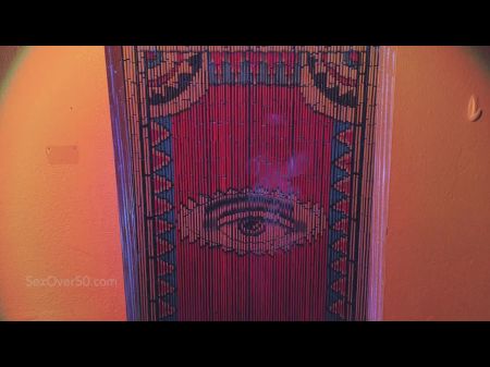 Одна зрелая женщина получает неожиданный визит от молодого человека с неправильным адресом, отстой и трахнет его, пока он не кончится на ее лице 