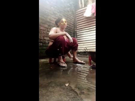 Открытая сцена душа в ванной комнате. Дези молодые сестры ванны трахают 