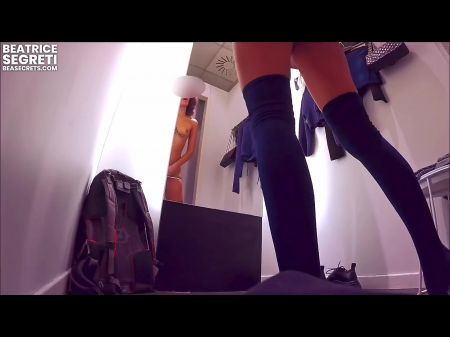 Я в раздевалке в торговом центре и показываю свое тело клерку 