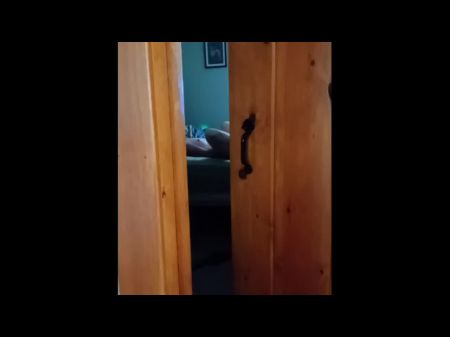 Я поймал свою жену на камеру, когда она смотрела порно и играла со своей киской 