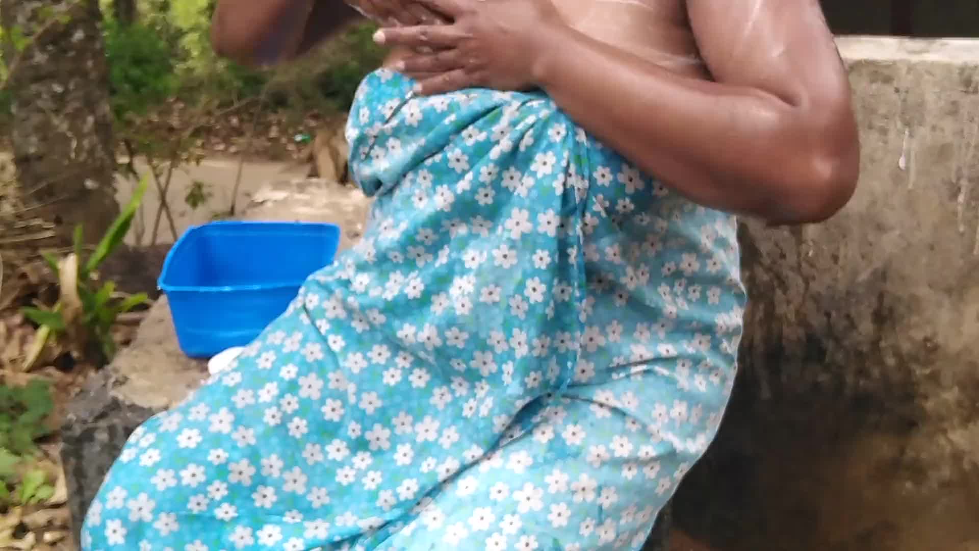 Desi Indian MILF تظهر لها الثدي الكبير المذهل والجمل أثناء الاستحمام