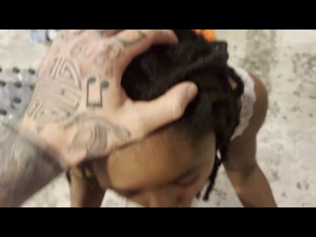 18 лет покорной миниатюрной чернокожие девушки, сосающая белый член 