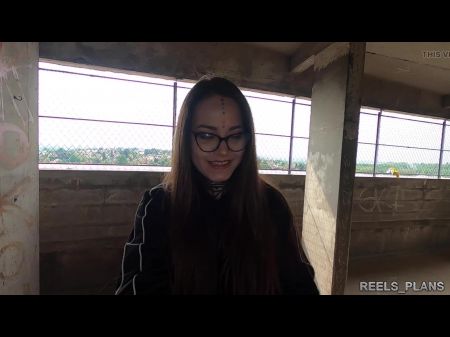 Русская красотка дико трахается в анал и DP 2 парня из ее соседства на крыше 