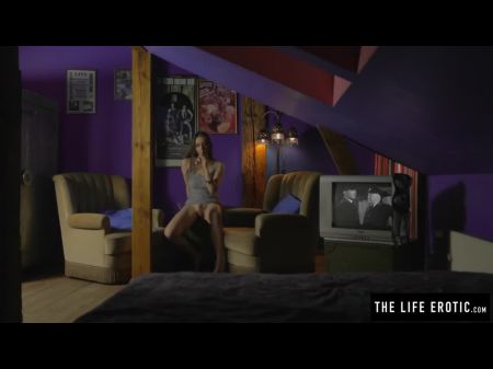 Волосатая милф с пухлыми сосками мастурбирует с леденцом 