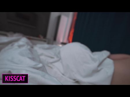 S1E4: MILF использует соседский член в кровати для общей кровати и снял презерватив, чтобы получить сперму внутри бритой киски 