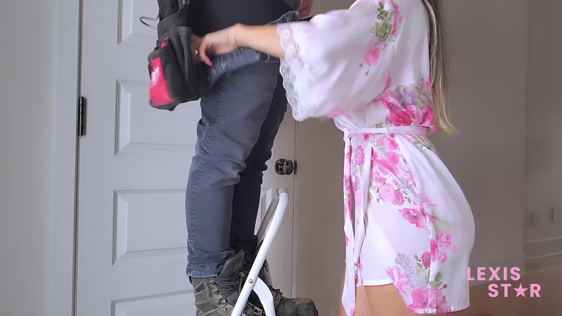 Super Naughty Housewife Milf Gives Suck Off To Construction Employee Hotntubes